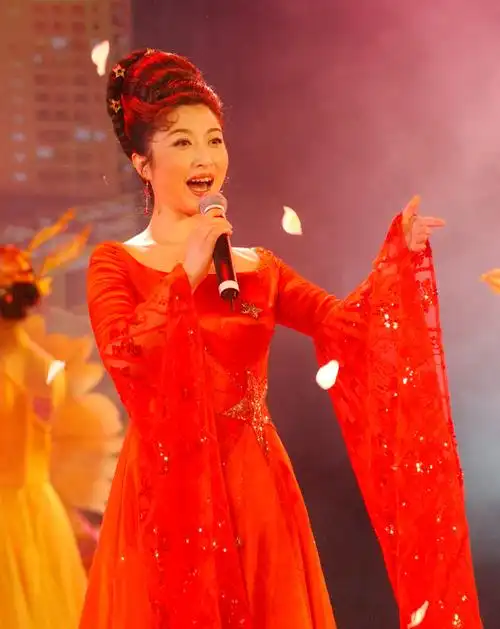 data-lemmaid="3488218">中央民族歌舞团 /a>女高音歌唱家, a target=