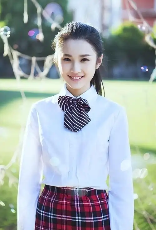 同样是穿校服张雪迎甜美刘亦菲清纯谁是你心中初恋的样子