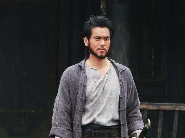 彭于晏,留络腮胡,衣衫褴褛发型凌乱,有网友看到后直接说了句:不忍直视