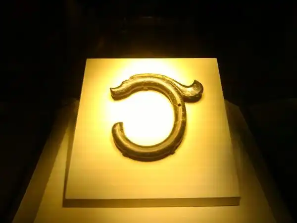 原始图片  红山文化的玉龙  三星堆的千里眼顺风耳