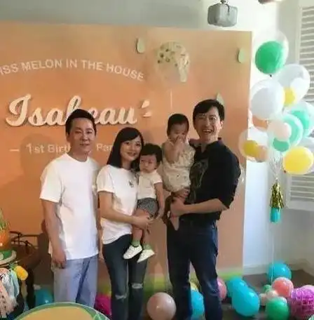 庾澄庆伊能静罕见同框!为儿子初舞台送祝福,恩利首秀唱情非得已