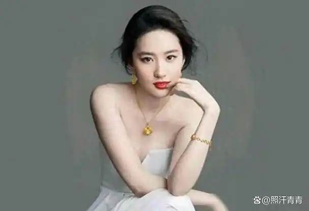 刘亦菲与干爹罕见同框!身穿紧身裙端庄优雅,两人之间关系很好