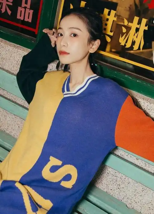 姜梓新这装扮太牛了,穿裙子秒变"时尚怪女孩",又美又有气质