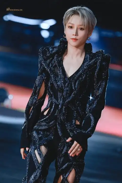 刘雨昕超话#内娱红毯的神top10#万千公主裙中最吸睛的存在镂空雕塑