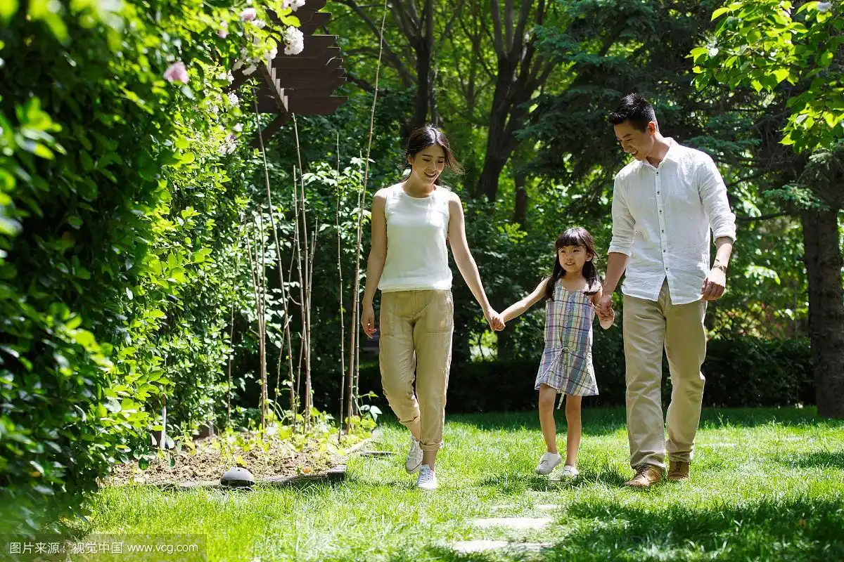 幸福的一家三口在散步