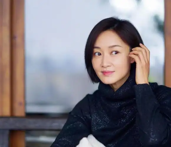 这个央视主持人就是在剧中扮演陆毅老婆钟小艾的赵琳.