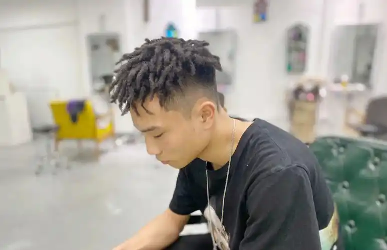 男生黑人烫脏辫