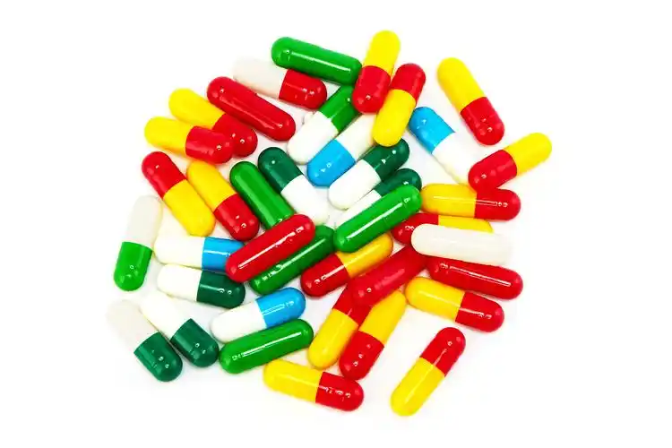 俯视图白底散落胶囊药品胶囊彩色胶囊处方药医疗用品