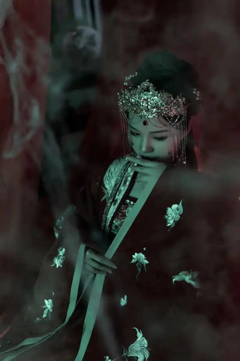 《鬼新娘》胆小勿进!明月吐光,阴风吹柳巷,是女鬼觅爱郎    - 抖音
