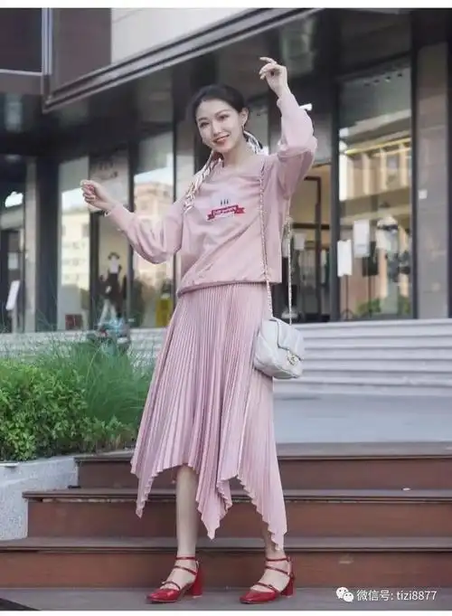 长款百褶裙搭配什么上衣好看