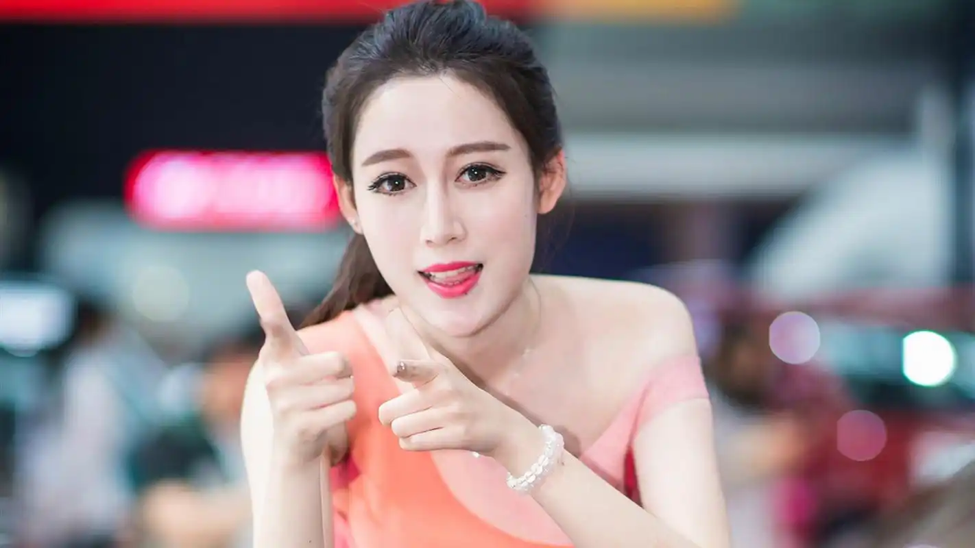 气质美女车模高清桌面壁纸