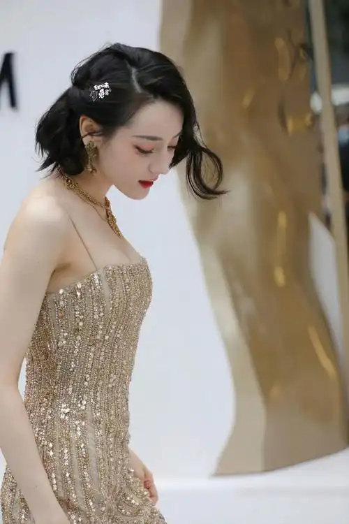 外媒评选迪丽热巴2023最美中国女星