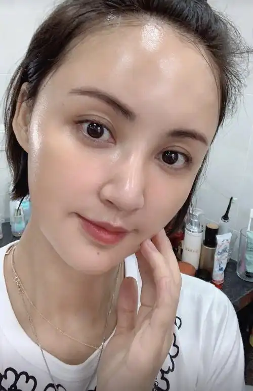 原创张歆艺庆瘦身成功晒美容自拍,皮肤光泽惹人羡