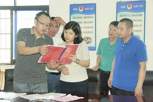 调研中,冯海燕仔细查阅了各村(居)委换届选举工作相关资料,认真听取了