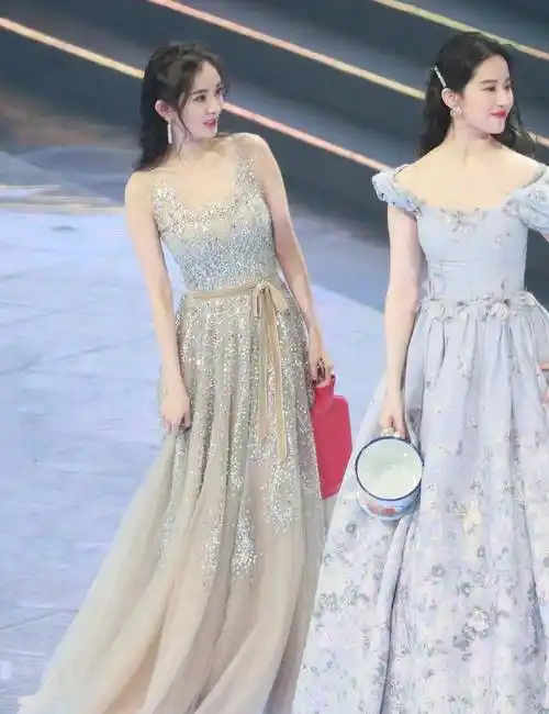 杨幂刘亦菲15年前同框,相差一岁气质大不同,有没有整容一目了然-第4张