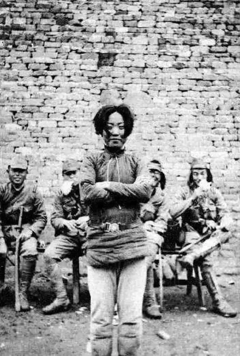 抗日女英雄陈本华在生前的最后一张留影,陈本华在一次守卫战中,由于