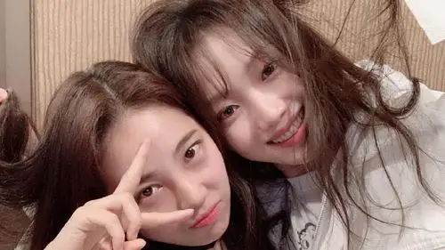 美颜滤镜下的李圣经,跟闺蜜合影颜值好耐打,不管怎么拍都很漂亮