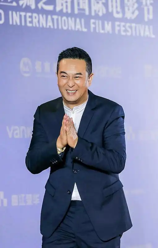 "推广大使"张嘉译一身西装出席,和同是西安籍的"老搭档"闫妮一同上台