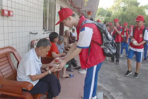 情暖仁化一中志愿者中秋看望敬老院老人