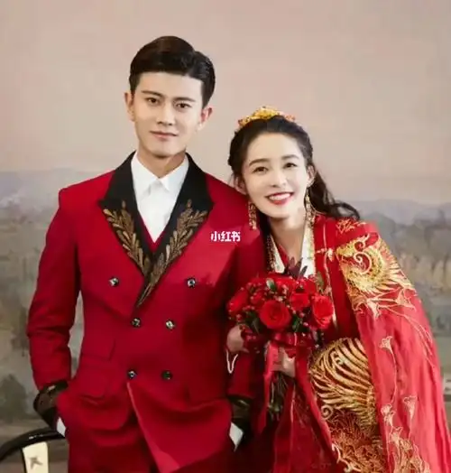 任嘉伦李沁请君大婚造型剧照,红色的婚服有点喜庆,两个明星也挺有夫妻