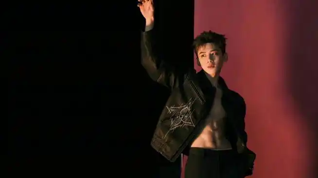 白敬亭腹肌封面