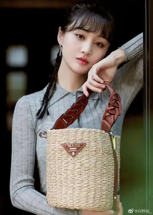 郑爽身着prada2020春夏系列羊绒polo衫,下. 来自g时尚_ - 微博