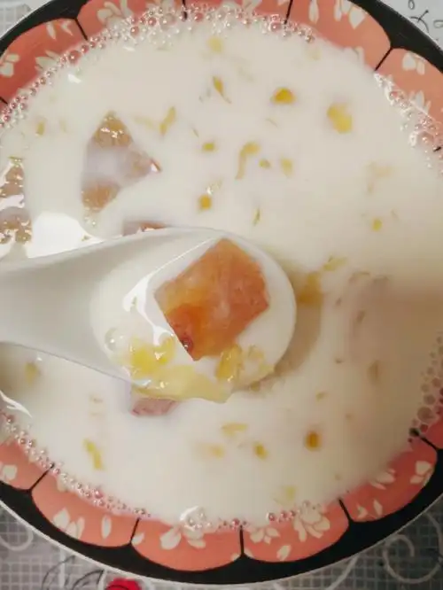 银耳牛奶雪梨羹比敷100张面膜都管用