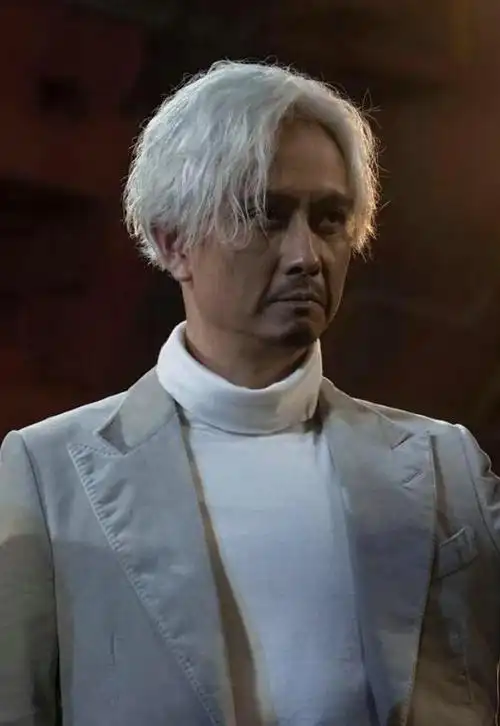 《拆弹专家2》中这个站在刘德华身后的心狠手辣的大反派大家还记得吗?