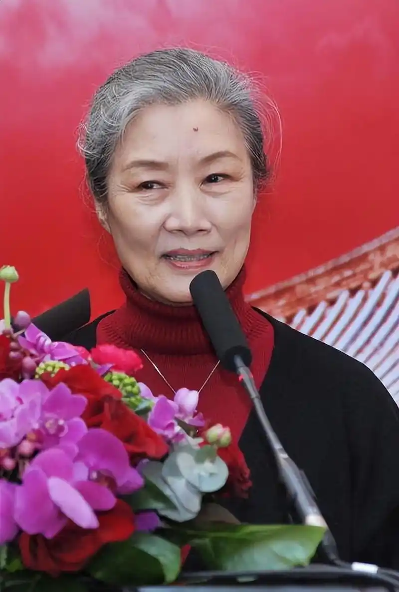 回顾吕中:嫁给同学,今儿子是导演,儿媳是著名演员,女儿是国人骄傲