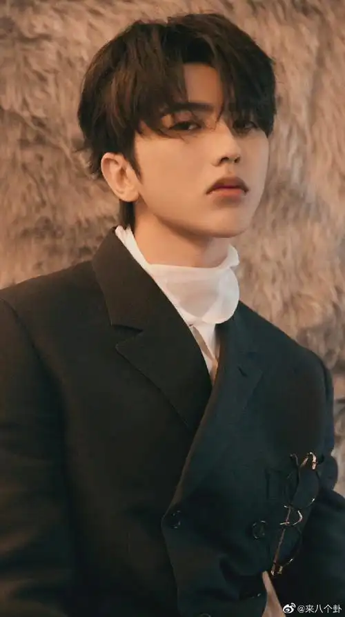 蔡徐坤黑色西装大片##蔡徐坤宫廷风黑色西装造型