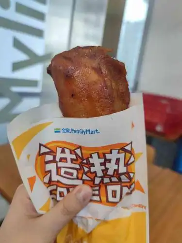 全家便利店(立白大厦店)-"有网红桃子99雪糕,其实不太好吃,外面一.