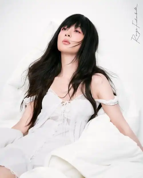 杨紫再登杂志封面,可盐可甜让人如沐春风,大秀马甲线惹人羡_腾讯新闻