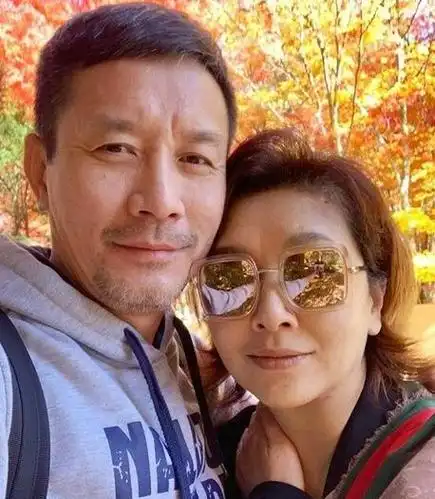 江珊的现任老公首次曝光,二人亲密合影幸福甜蜜