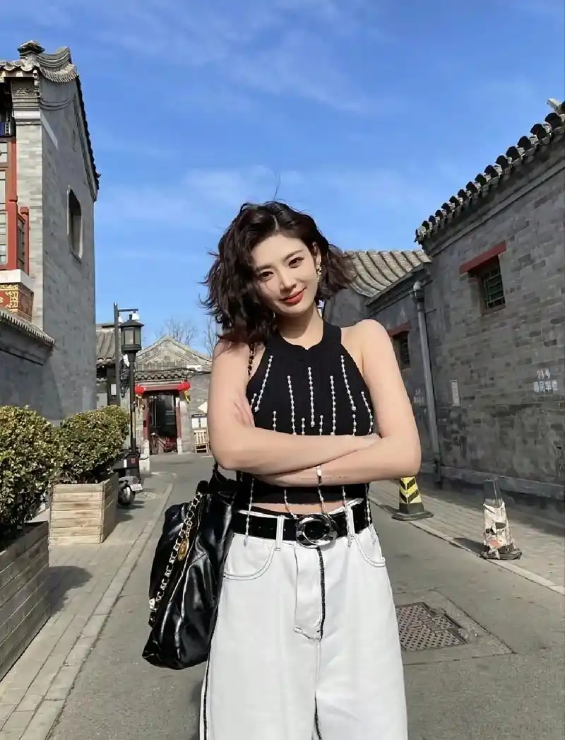 木马卷显年轻.对于这种木马卷发型94,其实是适合各种脸型的, - 抖音