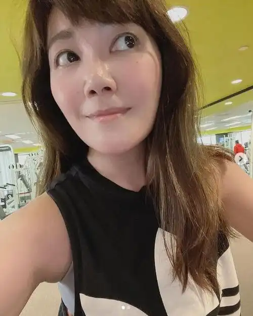 组图:梁静茹晒素颜运动照 运动后撒汗面色红润状态好