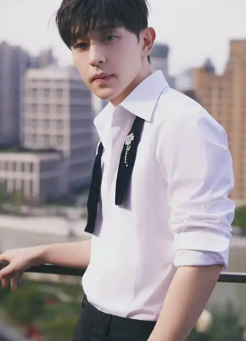 邓伦品牌活动造型,白衬衫阳光帅气,太有型了,谁不为帅哥心动呢_高清