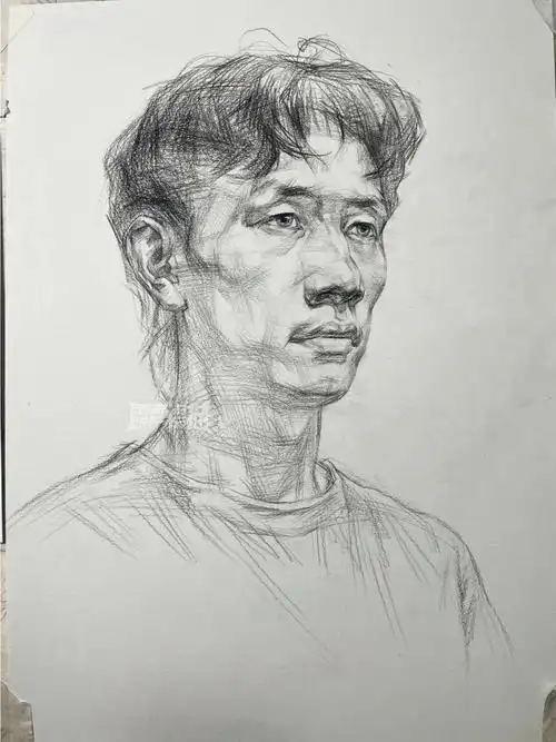 1.用长线条勾画出人物面部基本形态,注重比例关系2.