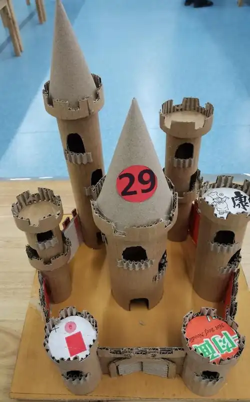 幼儿与家长一起利用生活中的废旧材料进行创造再利用,制作出各种