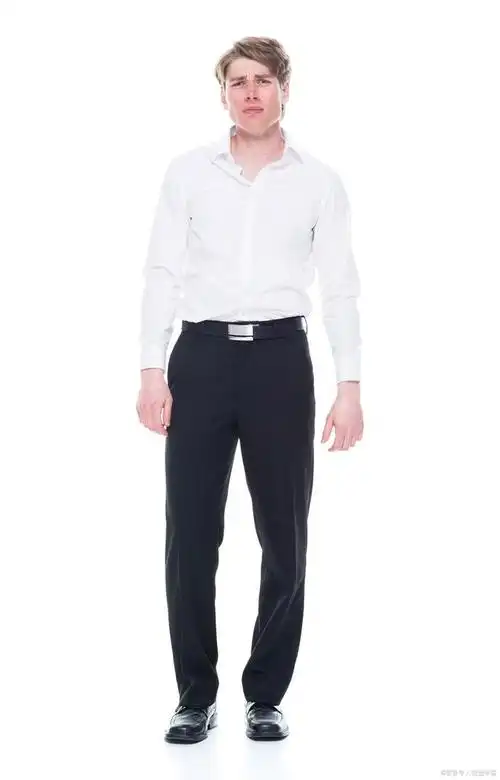 男士白色衬衫搭配什么裤子更有时尚感