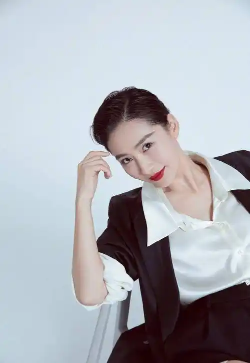 短裙穿在衬衣外刚盖住大腿,太修长了_陶昕然_造型_黑色