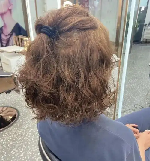 今年这种满头卷烫发太火了