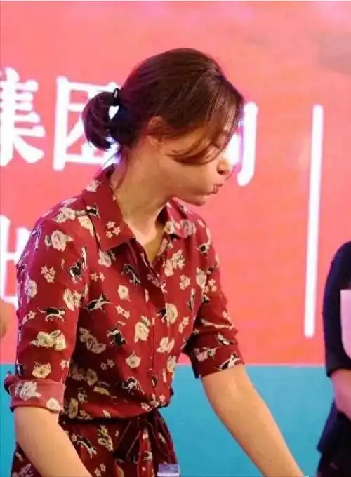 董卿素颜照让人认不出,不化妆的她这么老,碎花裙穿身上像个大妈