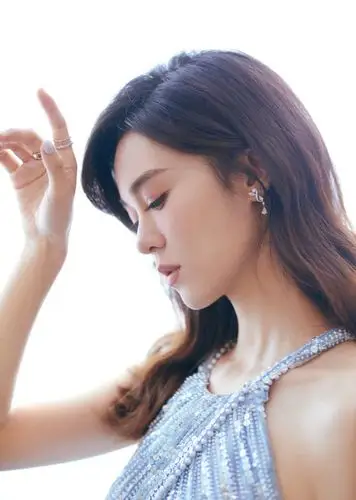 简介:郁可唯吊带裙气质优雅写真图片,分享一组郁可唯图片给大家,图中