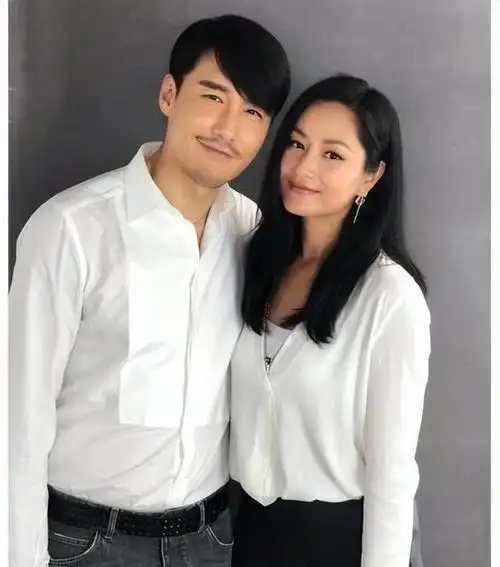 2015年,胡兵公开了自己的初恋女友,她也是一名模特,两人之间有着坚实