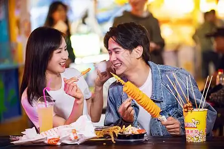 情侣小吃街吃小吃图片素材