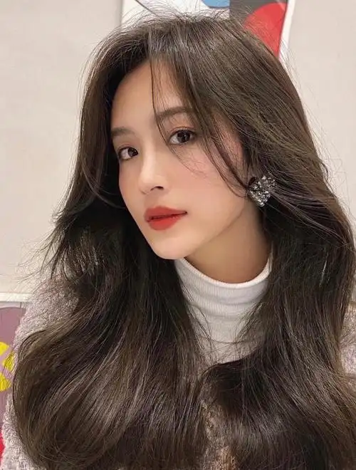 发色:是非常有质感的冷棕色系显白高级,日常又不会烂大街不易褪色,不