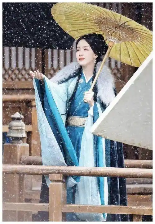 陈都灵,唐装撑伞惊艳盘发淡黄衣裙,生图绝美不愧是天选古人