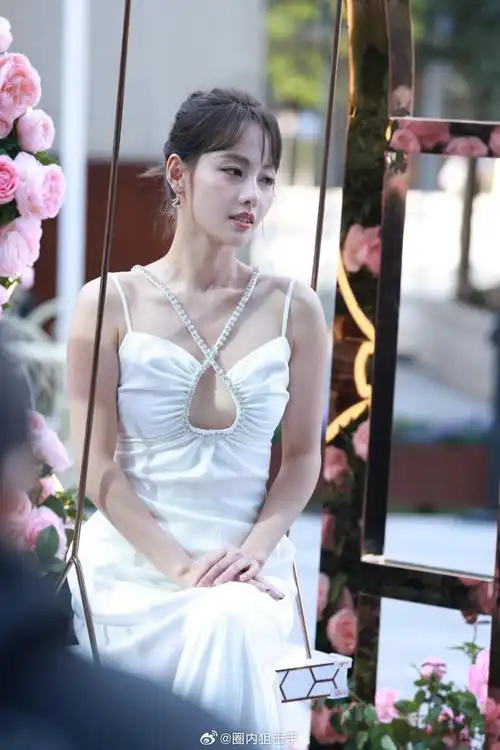 张嘉倪宝格丽活动生图来了,这状态也太好了吧,真的很美呀!