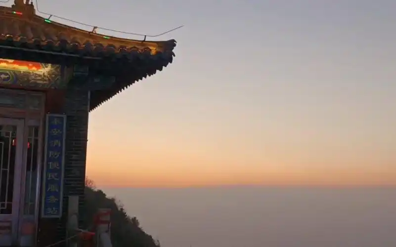 慈善家郭战解拍于山东省泰安市泰山区五岳之首世界双遗产-泰山