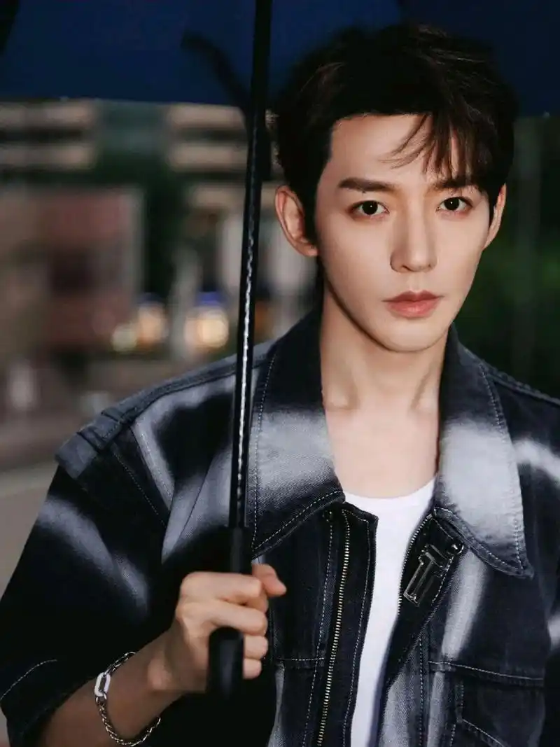 娱乐圈最近新火起来的这个男明星,邓为,真的好帅啊!